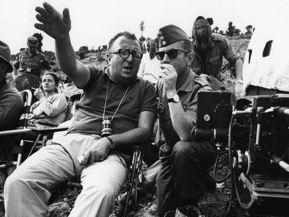 Sergio Leone da instrucciones a un militar español durante un rodaje en julio de 1966. En vídeo, tráiler del documental 'Desenterrando Sad Hill'.