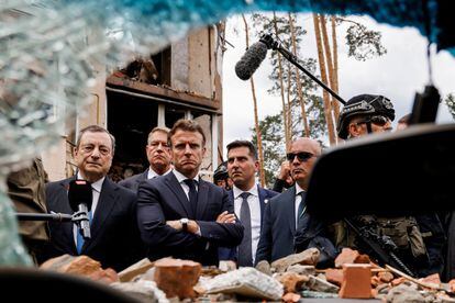 El presidente de Francia, Emmanuel Macron; el primer ministro italiano, Mario Draghi, y el presidente rumano, Klaus Iohannis, visitan Irpin (Ucrania), el jueves.