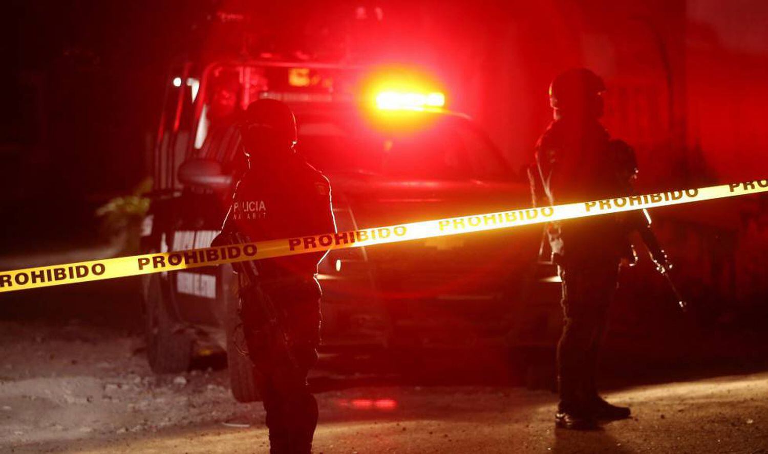 Police officers guard the house of Francisco Patrón alias H2 in Tepic, Nayarit. 