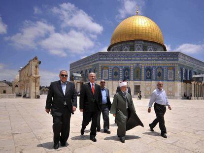 Hamdal&aacute;, con corbata roja, al visitar la explanada de las Mezquitas el domingo en Jerusal&eacute;n.