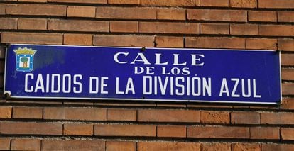 Placa de la calle de los Caídos de la División Azul, en Madrid.