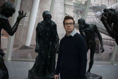 El poeta, novelista y crítico Ben Lerner en el atrio del Museo de Brooklyn.