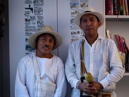 Jaime Luis Arias y Sebastián Pastor Mojica, representantes de los pueblos indígenas de la Sierra Nevada de Santa Marta, el pasado noviembre en París.