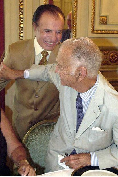 El ex presidente de Argentina Carlos Menem saluda al ex ministro de Economía, José Martínez de Oz.