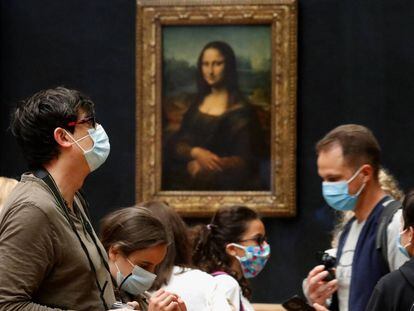 La gioconda, de Leonardo Da Vinci, en el museo del Louvre, en Paris, en el día de su reapertura tras el cierre por la pandemia por coronavirus.