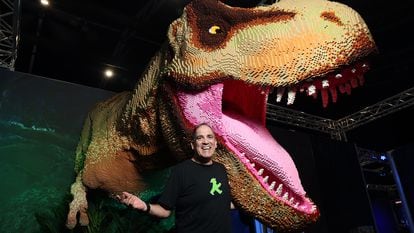 Ryan McNaught, constructor de Lego, este miércoles 28 de septiembre, en su exposición sobre Jurassic Park en Ifema, Madrid.