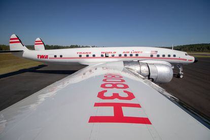 Un avión Lockheed Constellation de 1958, el emblemático modelo ‘Connie’ empleado por TWA en sus primeros vuelos intercontinentales, ha sido restaurado con piezas originales, incluyendo los controles de la cabina, y convertido en bar de cócteles. Encargado en 1939 por el propietario de TWA, Howard Hughes, el Lockheed Constellation ‘Connie’ batió en 1946 el récord de velocidad de la época con un vuelo de Burbank (California) a Nueva York.