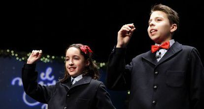 Los niños que han cantado el segundo premio.