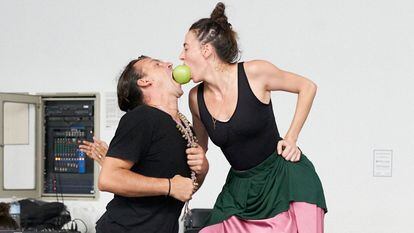Jonatan Miró y Lucía Álvarez, 'La Piñona', en un ensayo del espectáculo 'Insaciable'.
