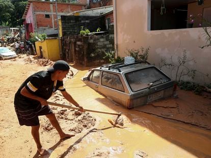 Un hombre ayuda en el rescate de los cuerpos de las víctimas de un deslizamiento de tierra, en São Sebastiao (Brasil), el pasado 21 de febrero.
