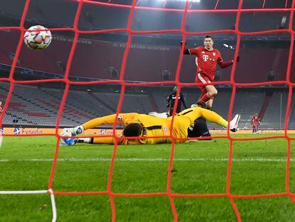 Robert Lewandowski marca su gol al Salzburgo, el número 71 de su cuenta en la Champions.