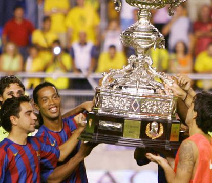 Ronaldinho y Xavi levantan el Carranza.