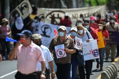 Un grupo de salvadoreños participa en una manifestación contra la implementación del bitcoin como moneda oficial en El Salvador.