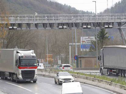 Varios camiones en una autovía en Euskadi.