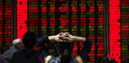 Inversores el jueves 7 de enero de 2016 en una casa de valores de Pek&iacute;n (China)