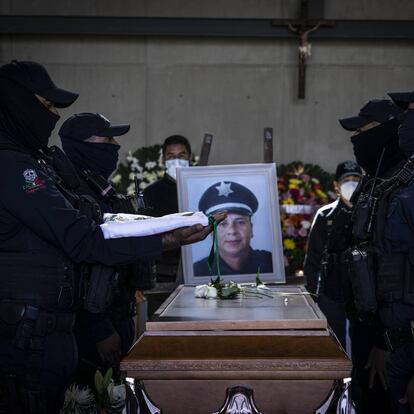 Miembros de la policía estatal junto al féretro de uno de los tres elementos asesinados por el crimen organizado en Zacatecas, el 26 de agosto de 2021.