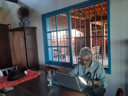 Juan Arias en su casa de Brasil.