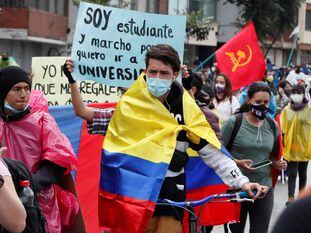 Manifestantes participan este lunes en otra jornada de protesta contra la violencia policial y las políticas económicas del Gobierno de Iván Duque, en Bogotá.