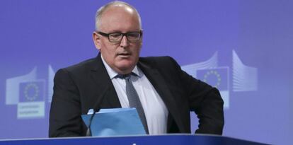 BR06 BRUSELAS (BÉLGICA) 01/06/2016.- El vicepresidente de la Comisión Europea, Frans Timmermans, ofrece una rueda de prensa en Bruselas (Bélgica) hoy, 1 de junio de 2016. a Comisión Europea (CE) dio hoy un paso más en el proceso comunitario abierto contra Polonia el pasado 13 de enero por las dudas que plantea su reforma del Tribunal Constitucional con respecto al Estado de derecho.