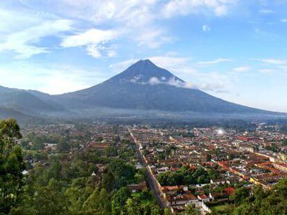 Vista de La Antigua desde el Cerro de la Cruz. Al fondo, el Volcán del Agua.