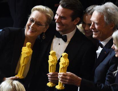 Meryl Streep, Bradley Cooper y Clint Eastwood (de izquierda a derecha) posan con estatuillas de Oscar construidas con piezas de lego.