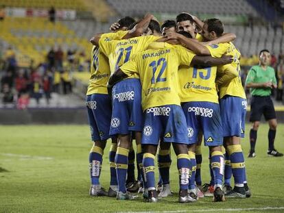 Los jugadores de Las Palmas celebran un gol al Eibar.