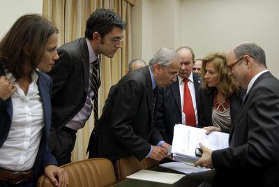 Alfonso Guerra, presidente de la Comisión Constitucional, rodeado por los diputados Eduardo Madina (a su derecha), Clementina Díez y Alejandro Alonso, después de un receso para estudiar las enmiendas del Partido Popular.