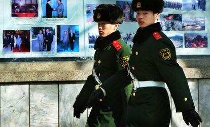 Policías militares chinos patrullan junto a la embajada de Corea del Norte en Pekín.