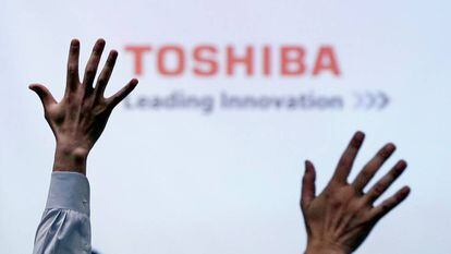 Periodistas en un vento de la firma electrónica japonesa Toshiba