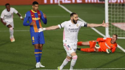 Benzema celebra su gol ante el Barcelona este sábado en Valdebebas.