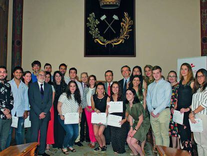 Fotografía de familia de la entrega de diplomas y becas a los alumnos de la Cátedra Fundación Cepsa de la Escuela Técnica Superior de Ingenieros de Minas y Energía de la Universidad Politécnica de Madrid.