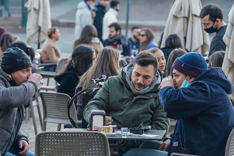 Unos ciudadanos, este jueves, en una terraza de Turín (Italia).