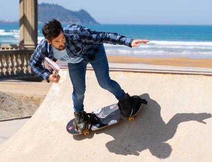 Joseba Arguiñano, patinando en Zarautz.