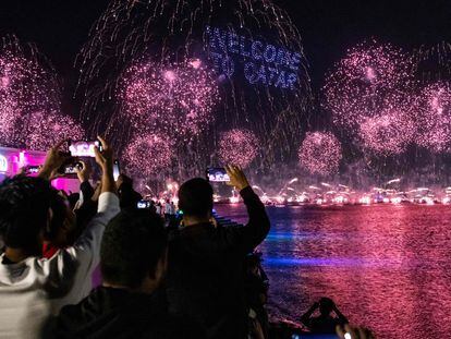 Fuegos artificiales en Qatar durante la ceremonia de inauguración del Mundial 2022.