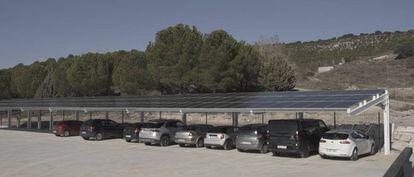 Vista de los paneles solares en la marquesina de la Bodega Matarromera.