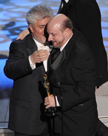 El director Juan José Campanella recibe la estatuilla del premio a Mejor Película de Habla no Inglesa de los Oscar de manos de Pedro Almodóvar
