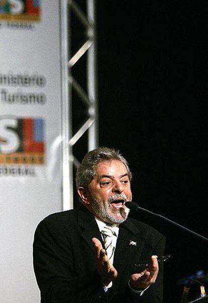 El presidente brasileño, Lula da Silva, pronuncia un discurso este viernes  durante la inauguración del II Salón de Turismo de Brasil.