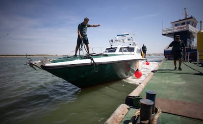 Una patrulla de la Guardia Civil en una intervención de narcotráfico en el Guadalquivir, en Sanlúcar de Barrameda (Cádiz).