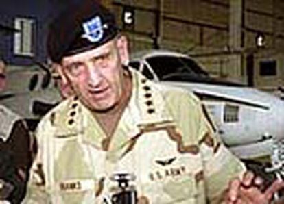 El general de cuatro estrellas Tommy Franks, jefe de las tropas que actuán en Afganistán, habla con la prensa en Bahrein