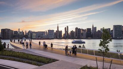 Uno de los principales atractivos de Nueva York es el High Line, que ha convertido antiguos espacios industriales en lugares de esparcimiento.