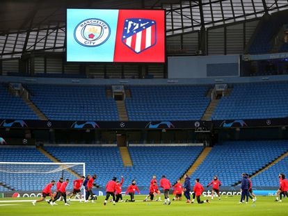 Los jugadores del Atlético, durante el entrenamiento en el Etihad Stadium previo al partido de este martes ante el Manchester City.