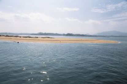 Lengua de arena de El Puntal, en Santander.