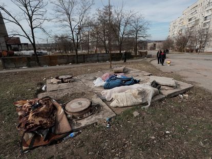 Cadáveres de víctimas de la guerra sin retirar en la ciudad sitiada de Mariupol.