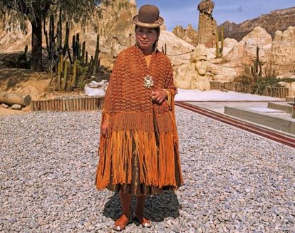 Una chola vistiendo el traje tradicional, sombrero hongo y falda de hasta seis metros de tela.