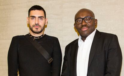 Domingo Rodríguez, diseñador de la firma Dominnico, tras recibir el premio Vogue Who`s On Next 2021 junto a Edward Enninful, director de 'Vogue' Reino Unido y jefe editorial de 'Vogue' en Europa.