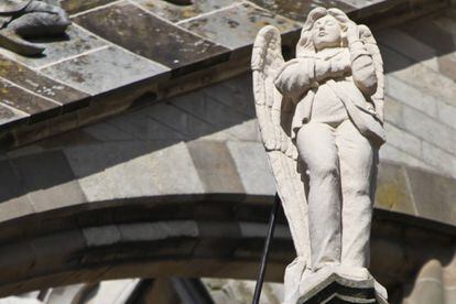 En la restauración de la catedral católica de San Juan Evangelista en Hertogenbosch (Holanda), del siglo XIII, el artista holandés Ton Mooy incluyó en 2012 la estatua de un ángel hablando por el móvil.