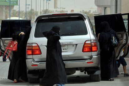 Varias mujeres saudíes se disponen a subir al coche, ayer, en Riad (Arabia Saudí).