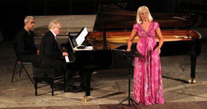 La mezzosoprano Anne Sofie von Otter acompañada por el pianista Bengt Forsberg, durante el concierto.