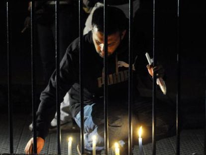 Vigilia frente al hospital donde ingresaron a Zamudio.