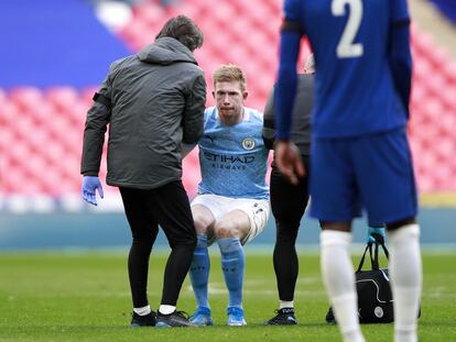 Kevin de Bruyne antes de retirarse del campo lesionado.